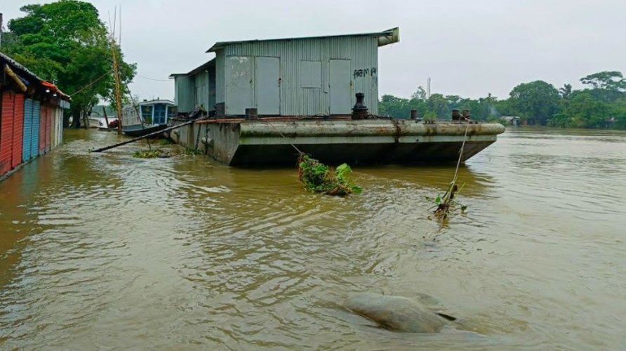 সুনামগঞ্জে ফের বন্যা: পানি বন্দি ২ লাখেরও বেশি মানুষ